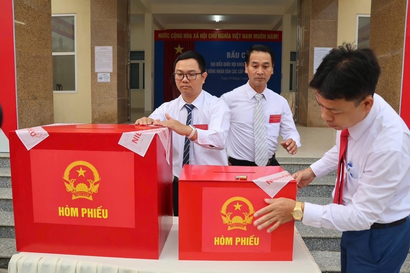 Ban bầu cử niêm phong hòm phiếu tại Đặc khu Bạch Long Vĩ. Ảnh: BLV