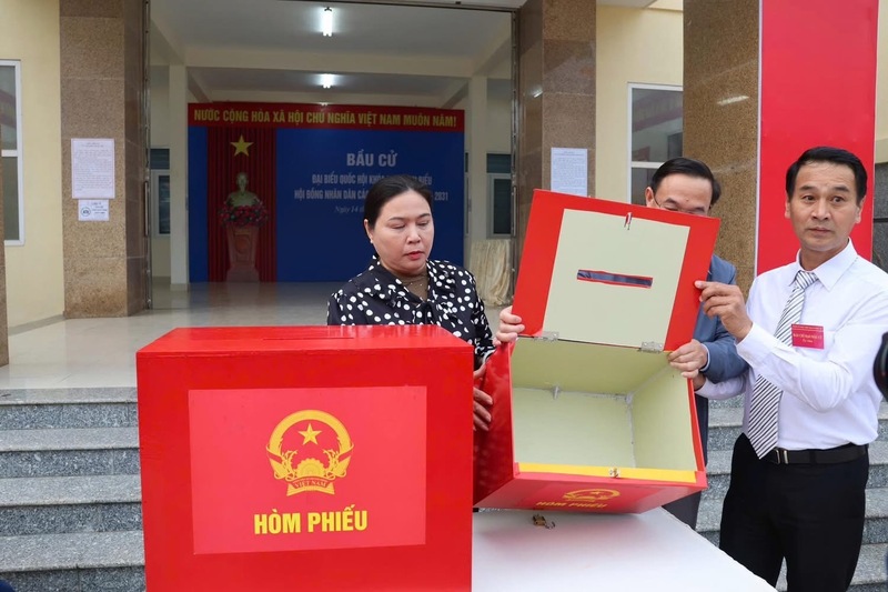 Ban bầu cử Bạch Long Vĩ kiểm tra hòm phiếu trước khi niêm phong. Ảnh: BLV