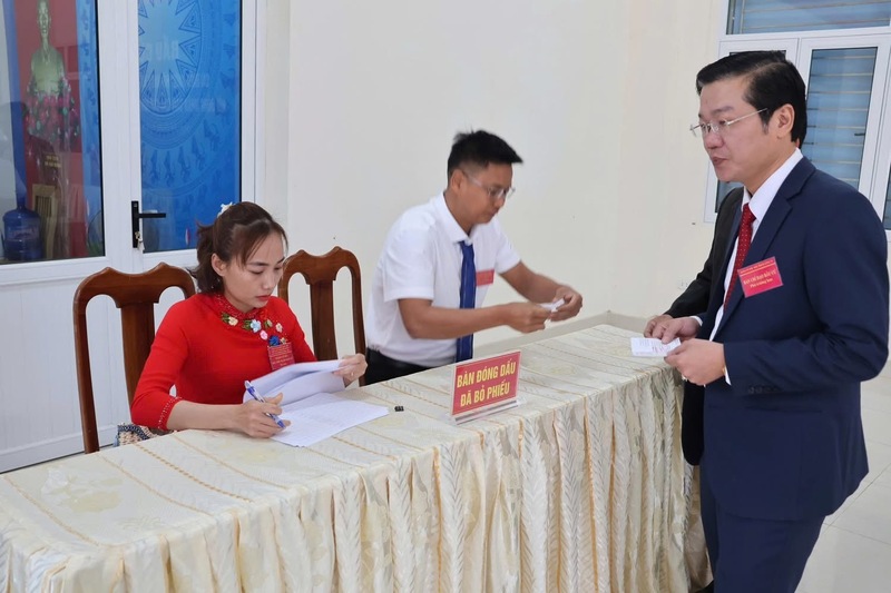 Lãnh đạo Đặc khu Bạch Long Vĩ thực hiện quyền và nghĩa vụ công dân bầu cử. Ảnh: BLV