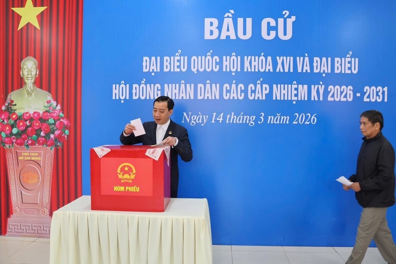 Lãnh đạo và cử tri Đặc khu Bạch Long Vĩ bỏ những lá phiếu bầu cử đầu tiên. Ảnh: BLV