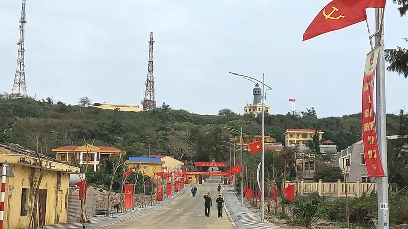 Các tuyến đường Đặc khu Bạch Long Vĩ, TP. Hải Phòng rực rỡ cờ hoa chào mừng ngày hội non sông. Ảnh: BLV