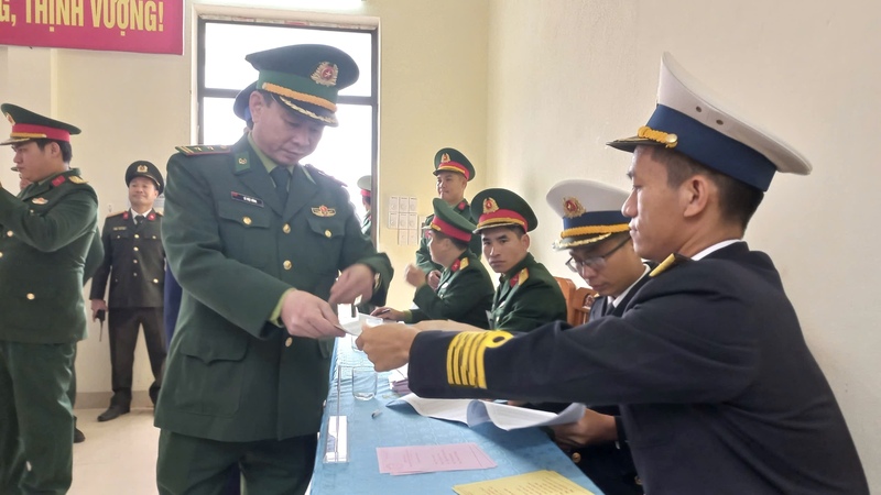 Lực lượng vũ trang Đặc khu Bạch Long Vĩ tham gia bầu cử. Ảnh: BLV