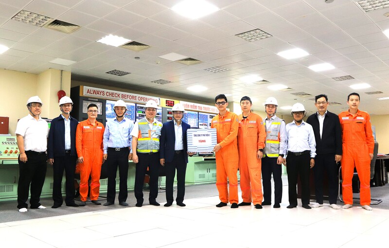 Ông Lê Văn Danh - Tổng giám đốc EVNGENCO3 tặng quà động viên lực lượng vận hành tại Nhà máy Nhiệt điện Mông Dương 1.