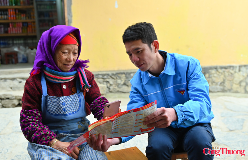 Những tấm thẻ cử tri được trao tận tay đồng bào không chỉ mang theo quyền làm chủ của người dân, mà còn gửi gắm niềm tin của cử tri vùng cao vào ngày hội dân chủ của đất nước.