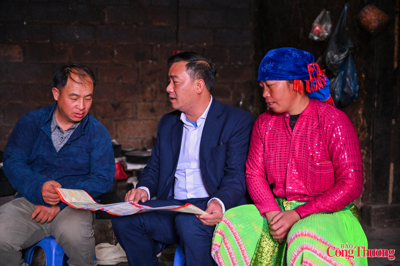 Tại thôn Séo Lủng - một trong những thôn nằm ở vị trí “địa đầu” của xã Lũng Cú, Trưởng thôn Sùng Mí Mỷ (trái ảnh) cho biết, do địa hình xa xôi, giao thông đi lại khó khăn nên công tác tuyên truyền, vận động bà con tham gia bầu cử cần được thực hiện sớm và thường xuyên.