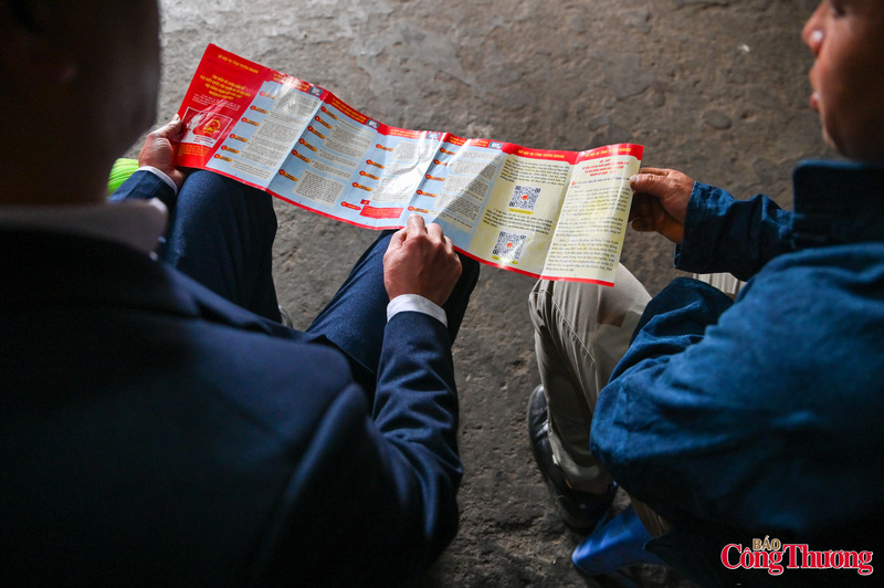 Nhiều đồng bào chăm chú lắng nghe, cẩn thận nhận thẻ cử tri và hỏi thêm về cách thức tham gia bỏ phiếu.