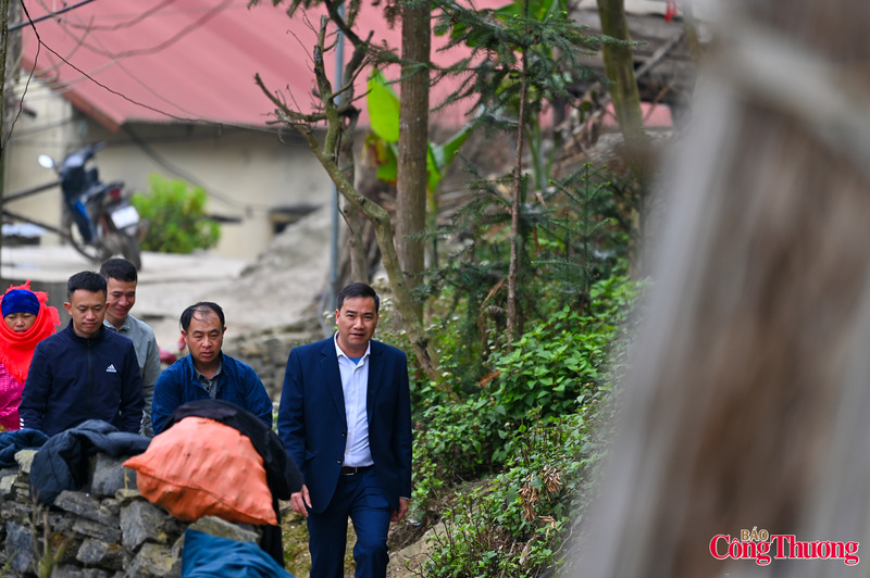 Trên con đường nhỏ ngoằn ngoèo men theo sườn núi, từng nhóm cán bộ mang theo danh sách cử tri, thẻ cử tri và tài liệu tuyên truyền để đến từng hộ dân, trao tận tay những tấm thẻ chuẩn bị cho ngày bầu cử.