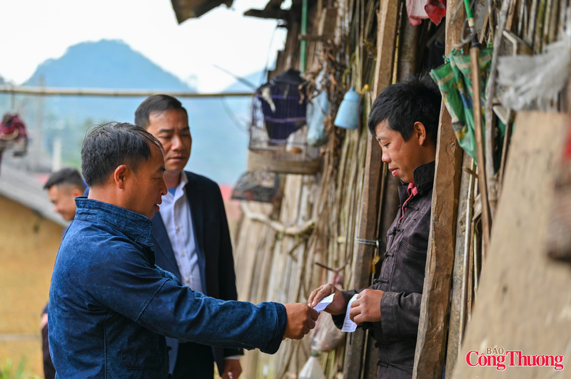 Những ngày này, cùng với cán bộ xã và lực lượng đoàn viên thanh niên, ông trực tiếp đến từng hộ gia đình để nhắc bà con về ngày bầu cử, hướng dẫn cách tham gia bỏ phiếu và giải thích ý nghĩa của việc lựa chọn đại biểu.