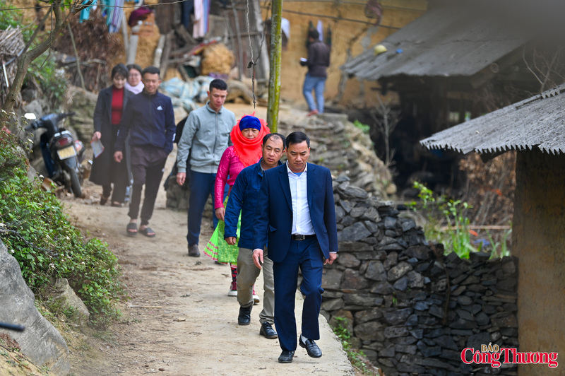 Giữa núi đá trùng điệp nơi cực Bắc của Tổ quốc, hình ảnh những cán bộ xã và đoàn viên thanh niên kiên trì đi từng bản, gõ cửa từng nhà để trao thẻ cử tri đã trở thành minh chứng sinh động cho tinh thần trách nhiệm của đội ngũ cán bộ cơ sở.