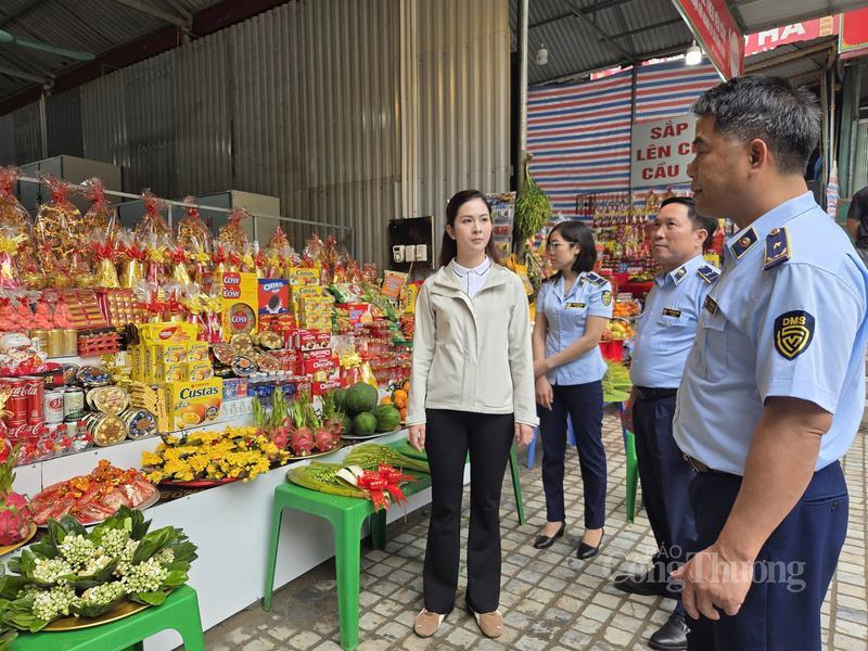 Lực lượng Quản lý thị trường Hà Nội kiểm tra một số đơn vị kinh doanh.