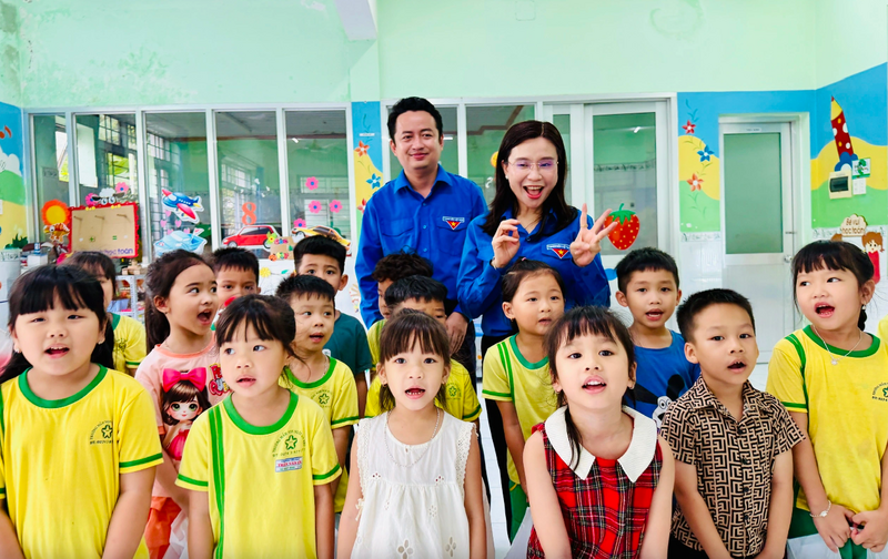 Chị Nguyễn Phạm Duy Trang vui cùng các em Trường mầm non Ngôi Sao Nhỏ. Ảnh: Đỗ Trường