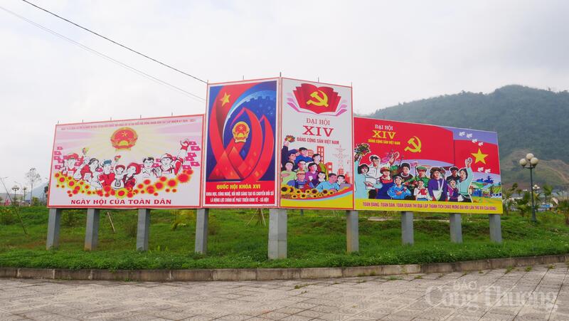 Băng rôn, khẩu hiệu, tranh cổ động được đặt những nơi dễ nhìn, tạo không khí hướng tới ngày hội non sông. Ảnh: Phạm Giang