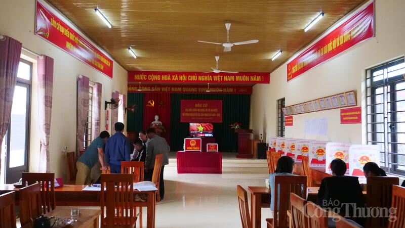 Các thành viên tổ bầu cử họp bàn, thống nhất vị trí, công việc cho ngày bầu cử.