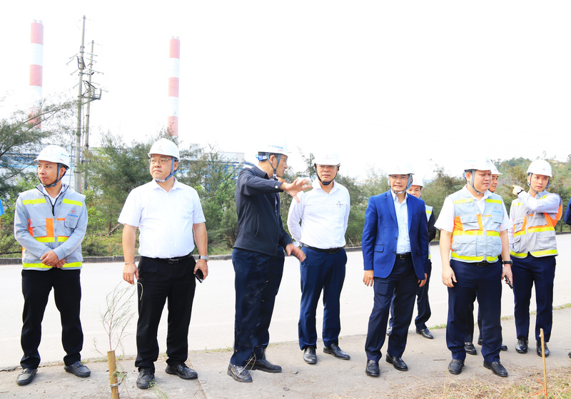 Đoàn công tác thăm khu vực lắp đặt thử nghiệm các thiết bị cải tiến nhằm giảm nhiệt độ đầu ra nước làm mát của Nhà máy Nhiệt điện Mông Dương 1.