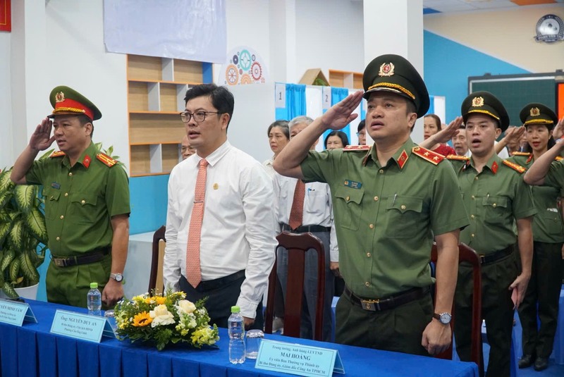 Trung tướng Mai Hoàng, Giám đốc Công an TP. Hồ Chí Minh dự lễ khai mạc bầu cử đại biểu Quốc hội khóa XVI và đại biểu HĐND các cấp nhiệm kỳ 2026–2031 tại khu vực bỏ phiếu số 7, phường Cầu Ông Lãnh