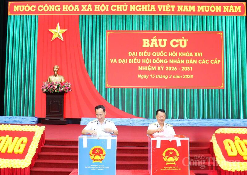 Cử tri khu vực bỏ phiếu Học viện Hải quân tiến hành bỏ phiếu