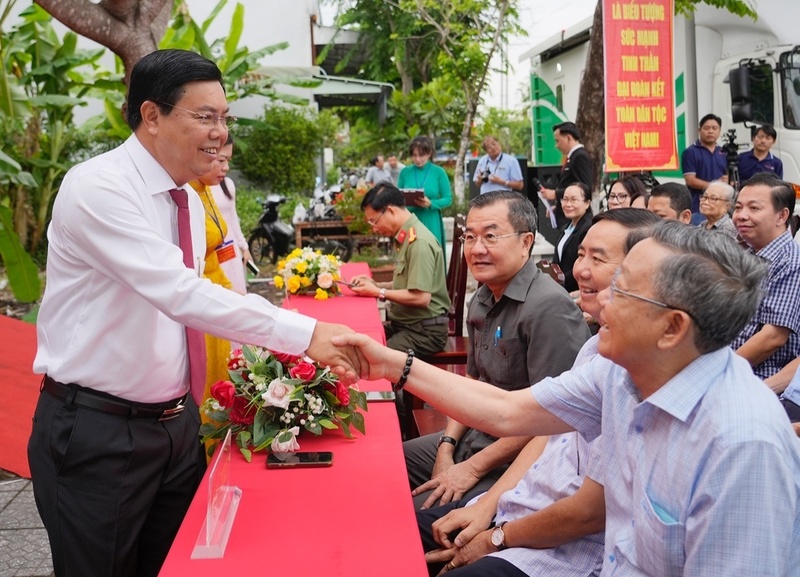 Bí thư Tỉnh ủy An Giang Nguyễn Tiến Hải đến dự lễ khai mạc bầu cử tại Tổ Bầu cử số 68, đơn vị bầu cử số 6, phường Rạch Giá. Ảnh: Tây Hồ