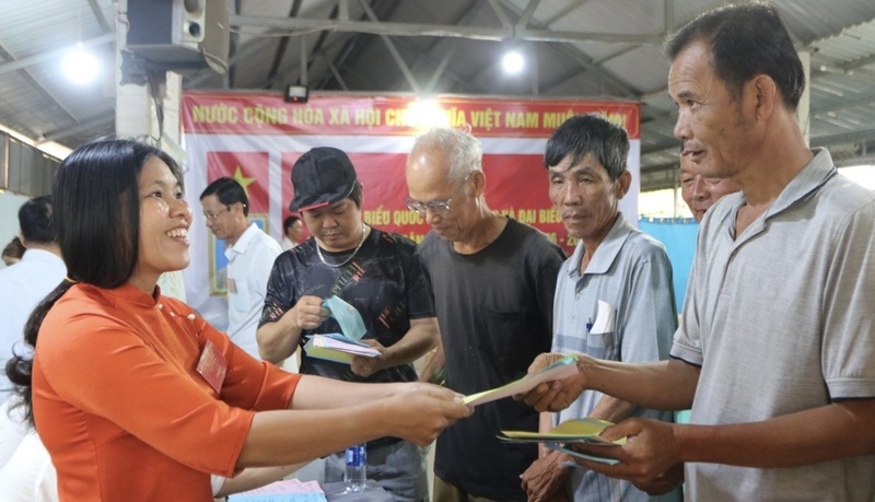 Cử tri cầm lá phiếu trên tay vui mừng, phấn khởi.