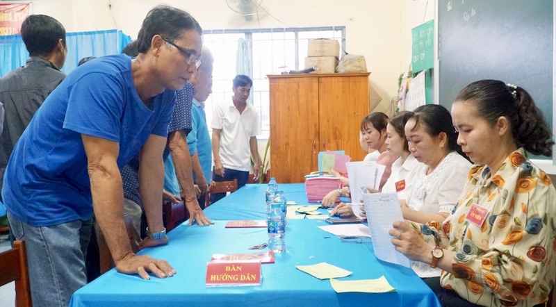 Các thành viên tổ bầu cử hướng dẫn, hỗ trợ cử tri tại khu tổ bỏ phiếu.