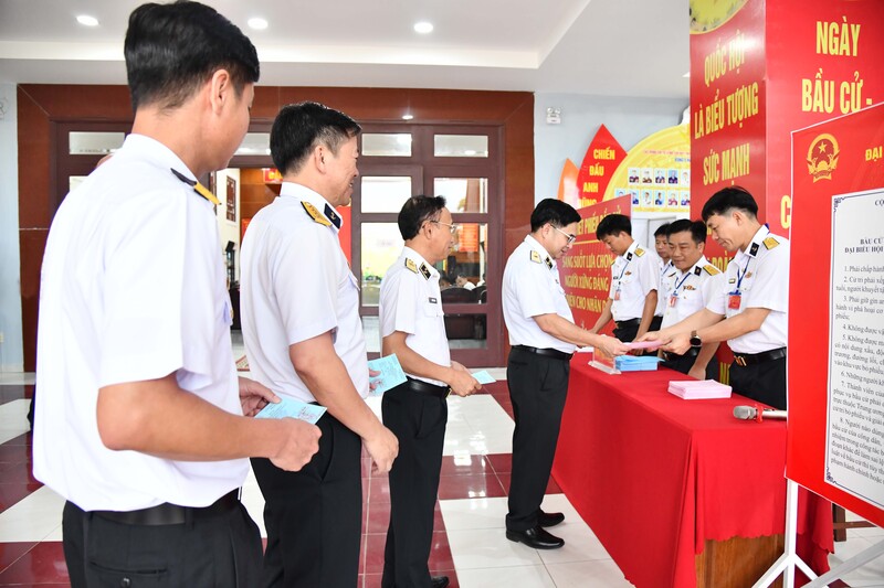 Thủ trưởng Bộ Tư lệnh Vùng 5 Hải quân nhận phiếu bầu từ tổ bầu cử.