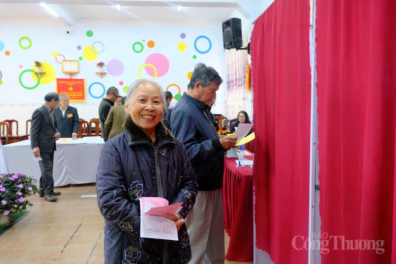 Đại biểu lớn tuổi tham gia bỏ phiếu tại phường Xuân Hương - Đà Lạt.