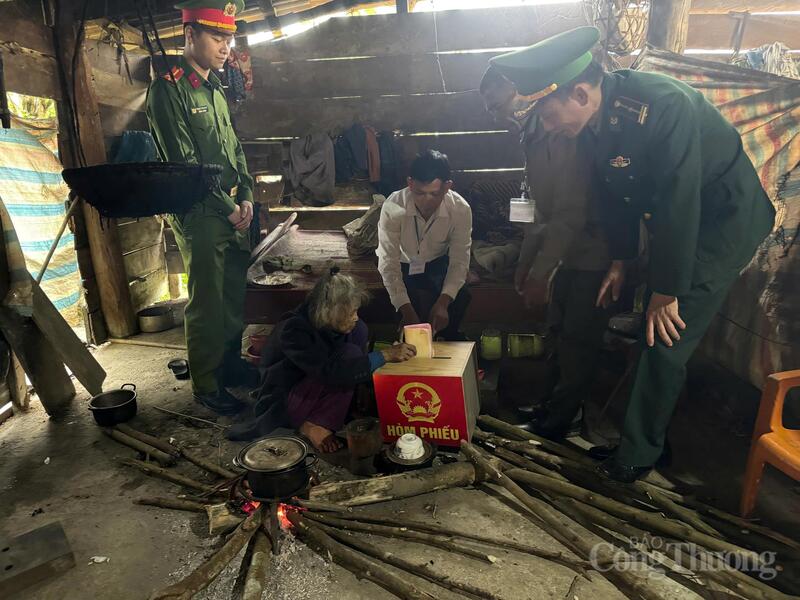 Các hòm phiếu được đưa tới từng nhà cho những hộ gia đình có người lớn tuổi, già yếu, đảm bảo đầy đủ nghĩa vụ công dân của mỗi người