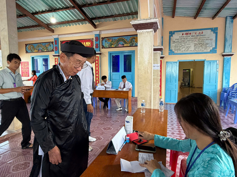 Cán bộ Đặc khu Phú Quý hỗ trợ người dân bỏ phiếu.