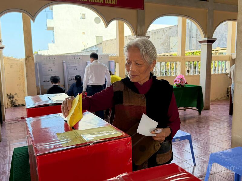 Cử tri bỏ phiếu tại Đặc khu Phú Quý.