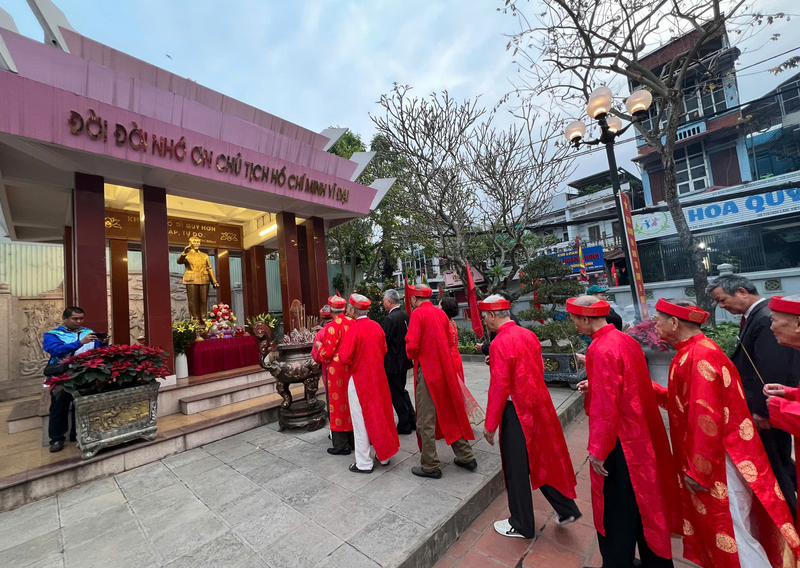Lễ dâng hương tại tượng đài Chủ tịch Hồ Chí Minh trước giờ khai mạc, khu vực bỏ phiếu số 2, Đơn vị bầu cử số 1 phường Việt Hưng.