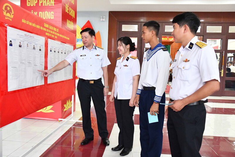 Cán bộ, chiến sĩ nghiên cứu danh sách, tiểu sử và chương trình hành động của các ứng cử viên trước khi thực hiện quyền và nghĩa vụ công dân.