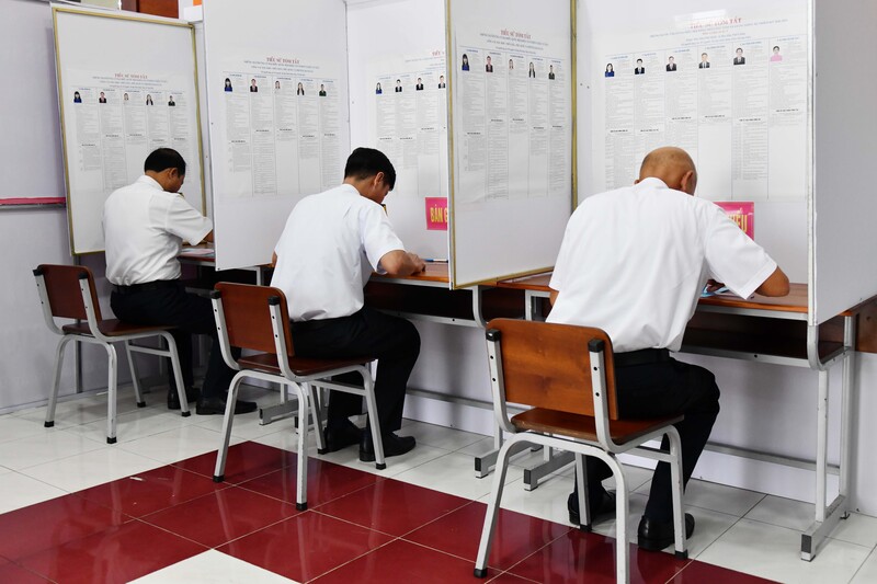 Các quân nhân ghi phiếu lựa chọn những đại biểu tiêu biểu, xứng đáng đại diện cho ý chí và nguyện vọng của cử tri.