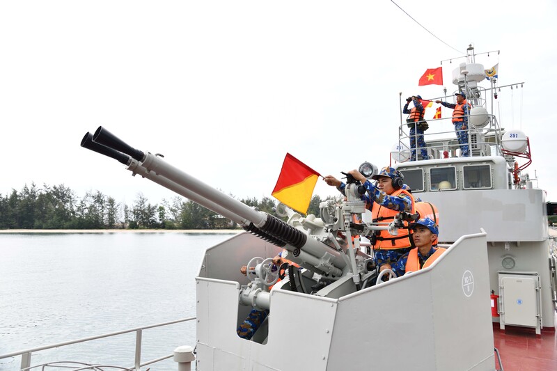 Trong ngày bầu cử, cán bộ, chiến sĩ Vùng 5 Hải quân luân phiên thực hiện quyền công dân, đồng thời duy trì nghiêm chế độ trực sẵn sàng chiến đấu, không để bị động, bất ngờ trước mọi tình huống.