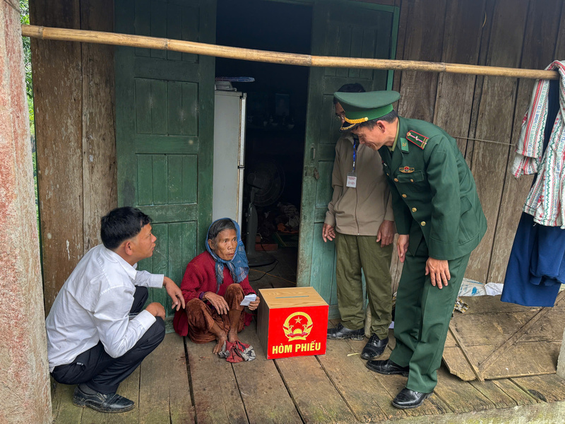 Dù một số xã miền núi có mưa nhỏ nhưng không ảnh hưởng đến không khí hào hứng của cử tri.