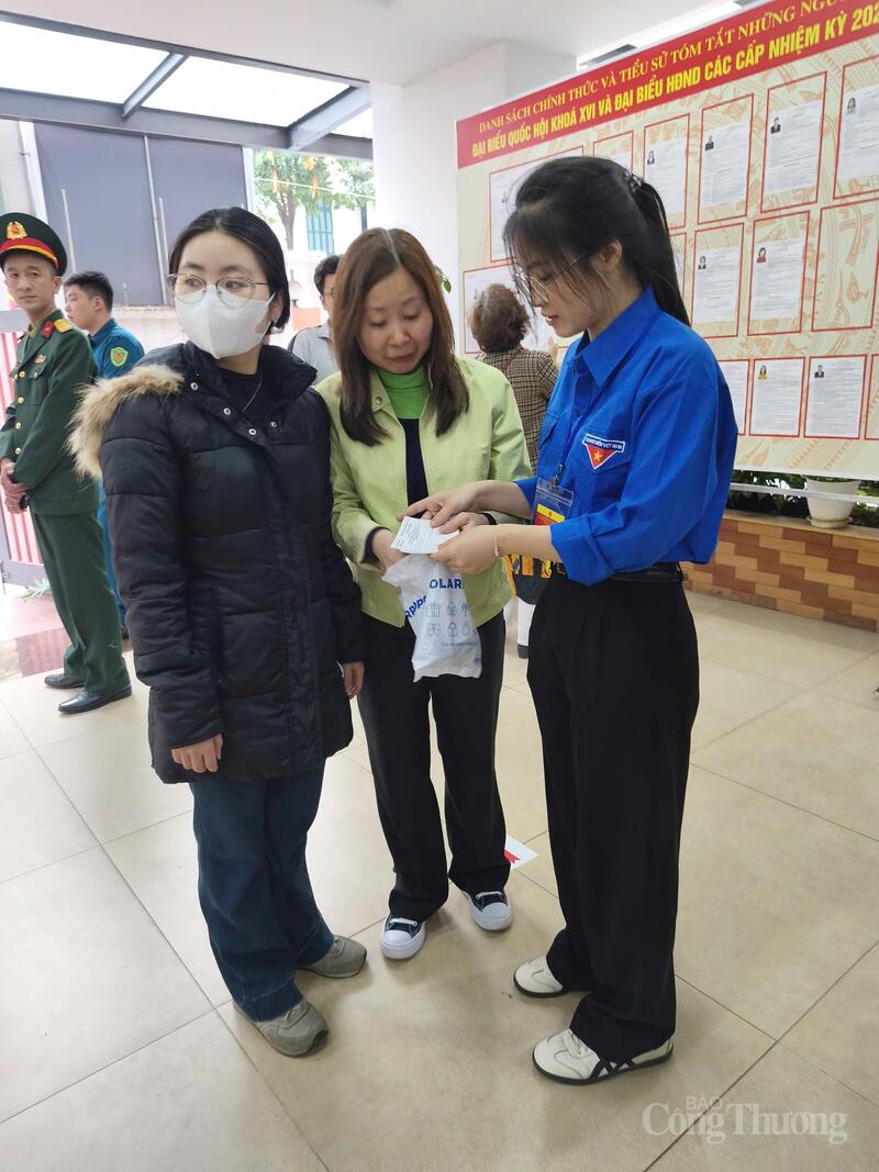 Em Phạm Thị Liên (áo xanh tình nguyện) lần đầu tiên được đi bầu cử. Ảnh: Nguyễn Hoà