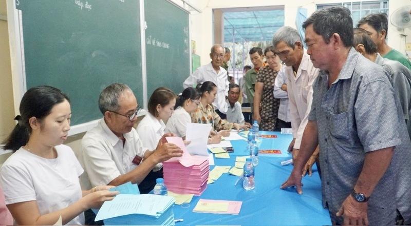 Tại nhiều khu vực bỏ phiếu, người dân đã có mặt từ rất sớm.