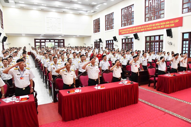 Cán bộ, chiến sĩ Vùng 5 Hải quân trang nghiêm thực hiện nghi thức chào cờ trong ngày bầu cử.