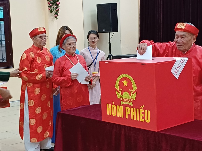 Cử tri cao tuổi bỏ phiếu tại khu vực bỏ phiếu số 2, phường Việt Hưng.