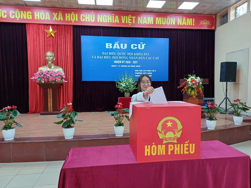 Em Nguyễn Hằng Nga, sinh viên Trường Đại học Quốc gia, cử tri trẻ tuổi bỏ phiếu tại khu vực bỏ phiếu số 2.