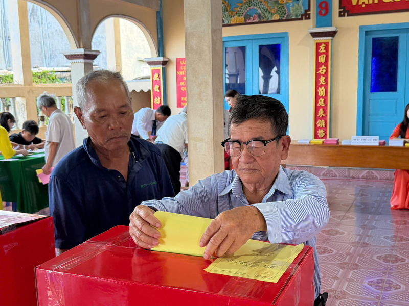 Cử tri cao tuổi Đặc khu Phú Quý tham gia bỏ phiếu.
