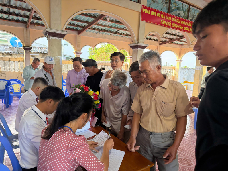 Ngay từ sáng sớm, đông đảo cử tri tại Đặc khu Phú Quý đã có mặt tại điểm bỏ phiếu để thực hiện quyền và nghĩa vụ của công dân.