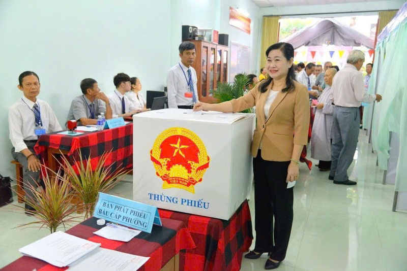 Đồng chí Châu Thị Mỹ Phương, Phó Bí thư Tỉnh ủy, Chủ tịch HĐND tỉnh, Chủ tịch Ủy ban Bầu cử tỉnh Đồng Tháp tiến hành bỏ lá phiếu đầu tiên vào thùng phiếu. Ảnh: Lê Minh