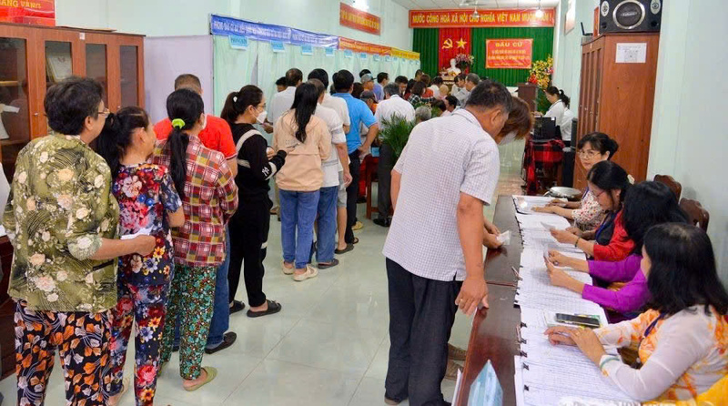 Cử tri tại khu vực bỏ phiếu số 22 (tỉnh Đồng Tháp) xếp hàng ngay ngắn, thực hiện quy trình kiểm tra thông tin và nhận phiếu bầu sáng 15/3. Ảnh: Lê Minh