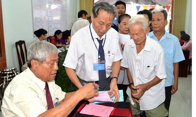Dù tuổi đã cao, các cử tri vẫn hăng hái có mặt từ sớm, cẩn trọng trong từng lá phiếu, lựa chọn người đại diện xứng đáng. Ảnh: Lê Minh