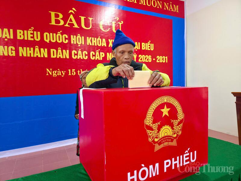 Bà con người dân tộc thiểu số ở xã Thượng Trạch bỏ phiếu
