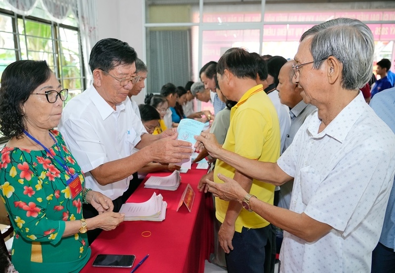 Nhiều cử tri bày tỏ niềm phấn khởi khi được trực tiếp cầm lá phiếu để bầu chọn.