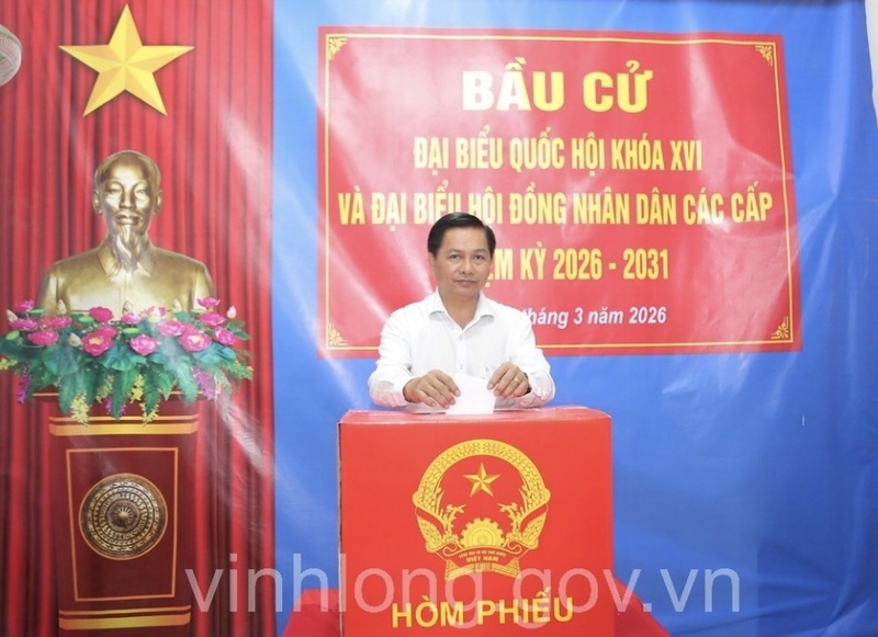 Ông Trần Văn Lâu, Bí thư Tỉnh uỷ Vĩnh Long bỏ phiếu tại tổ bầu cử.