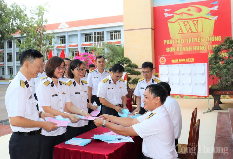 Các cử tri tại khu vực bỏ phiếu Học viện Hải quân nhận phiếu bầu.