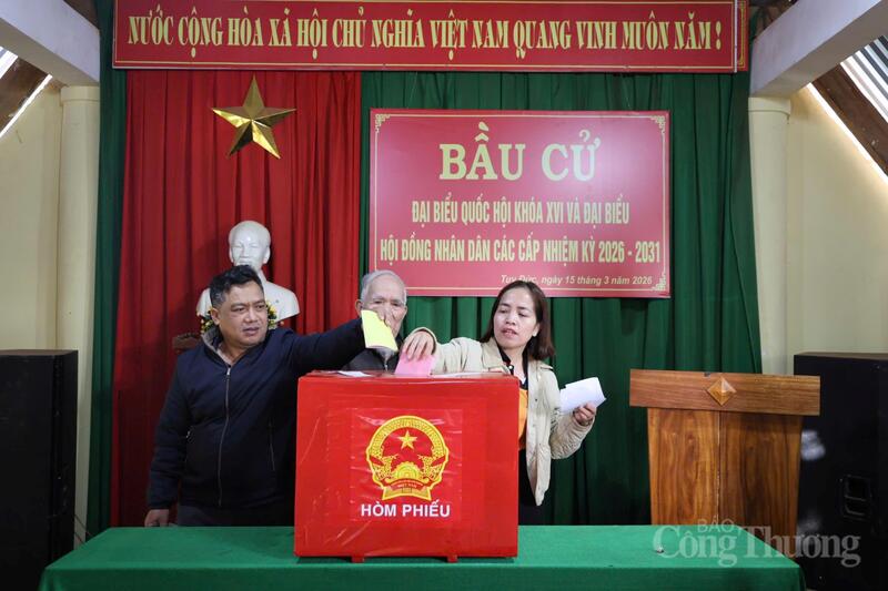 Cử tri xã Tuy Đức thực hiện quyền và nghĩa vụ của công dân.