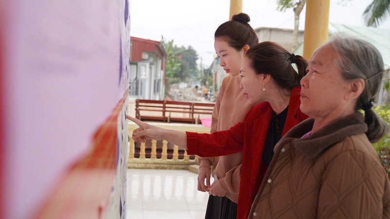 Gia đình bà Loan gồm 3 thế hệ cùng đi bầu cử. Ảnh: Diệu Linh