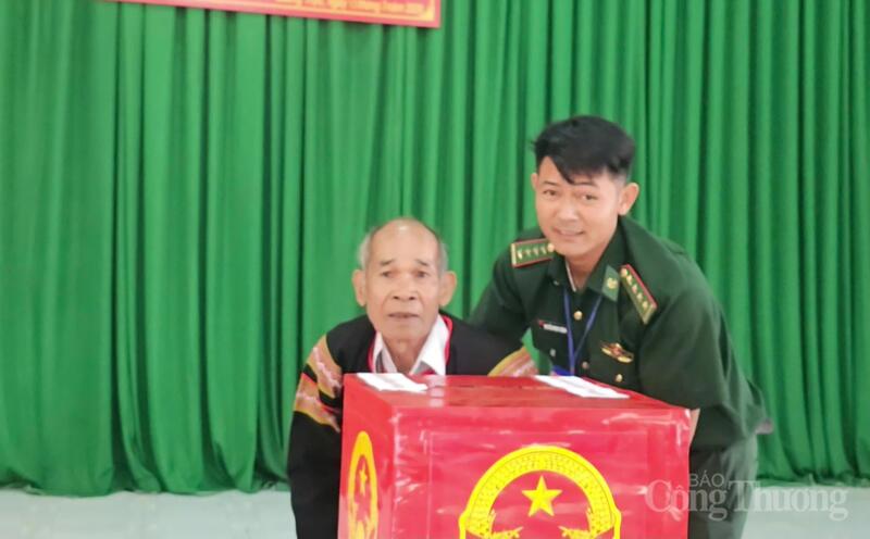 Cử tri vùng đồng bào dân tộc thiểu số đi bỏ phiếu.